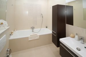 Installation d'un meuble-lavabo dans votre salle de bains : les éléments essentiels à connaître