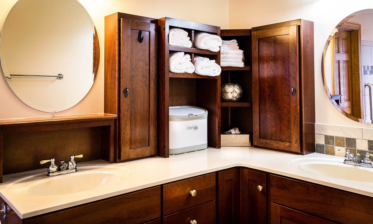 5 conseils pour garder l'armoire de votre salle de bain bien organisée