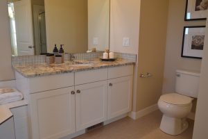 Monter un meuble vasque dans une salle de bains : l’essentiel à savoir