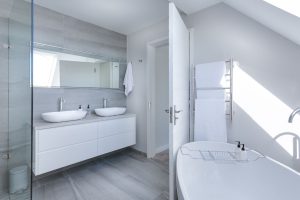 Quelles solutions d’éclairage sont recommandées pour une salle de bain sous pente ?
