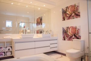 Maximisez l’espace : astuces de rangement intelligentes pour une salle de bains fonctionnelle