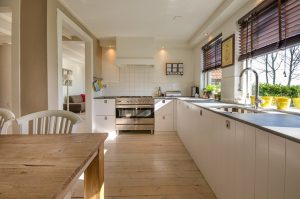 Les plafonds en bois sont-ils adaptés aux cuisines au design moderne ?