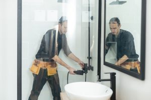 Guide pratique : Rénovation de salle de bains avec un focus sur la plomberie