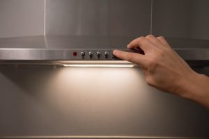Peut-on ajouter un détecteur de mouvement à l’éclairage sous les armoires pour plus de commodité ?