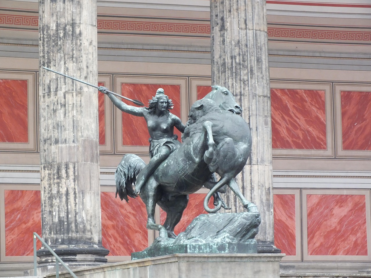 découvrez notre élégante sculpture d'escalier alliant design artistique et fonctionnalité pour sublimer votre intérieur.
