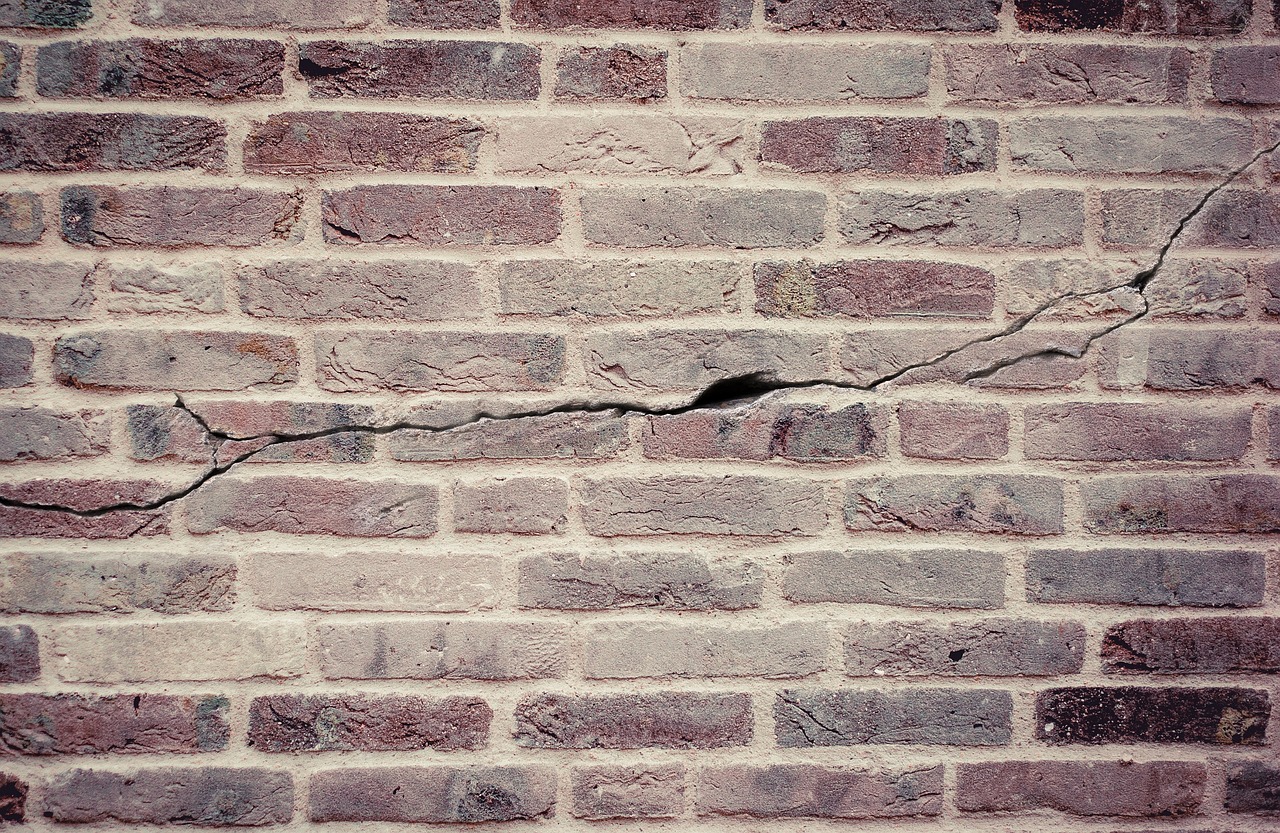 produits de réparation des fissures de façade pour une rénovation durable et esthétique de vos murs extérieurs.