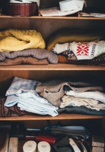 optimisez votre espace avec une armoire d'angle élégante et fonctionnelle, idéale pour ranger vos vêtements tout en maximisant chaque coin de votre pièce.