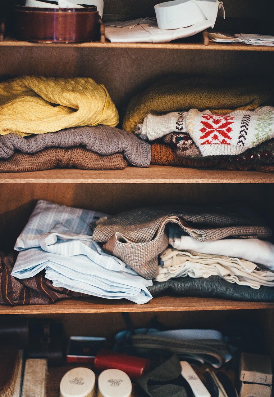 optimisez votre espace avec une armoire d'angle élégante et fonctionnelle, idéale pour ranger vos vêtements tout en maximisant chaque coin de votre pièce.