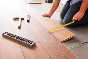 Décaper un parquet ciré avant nouvel entretien cire