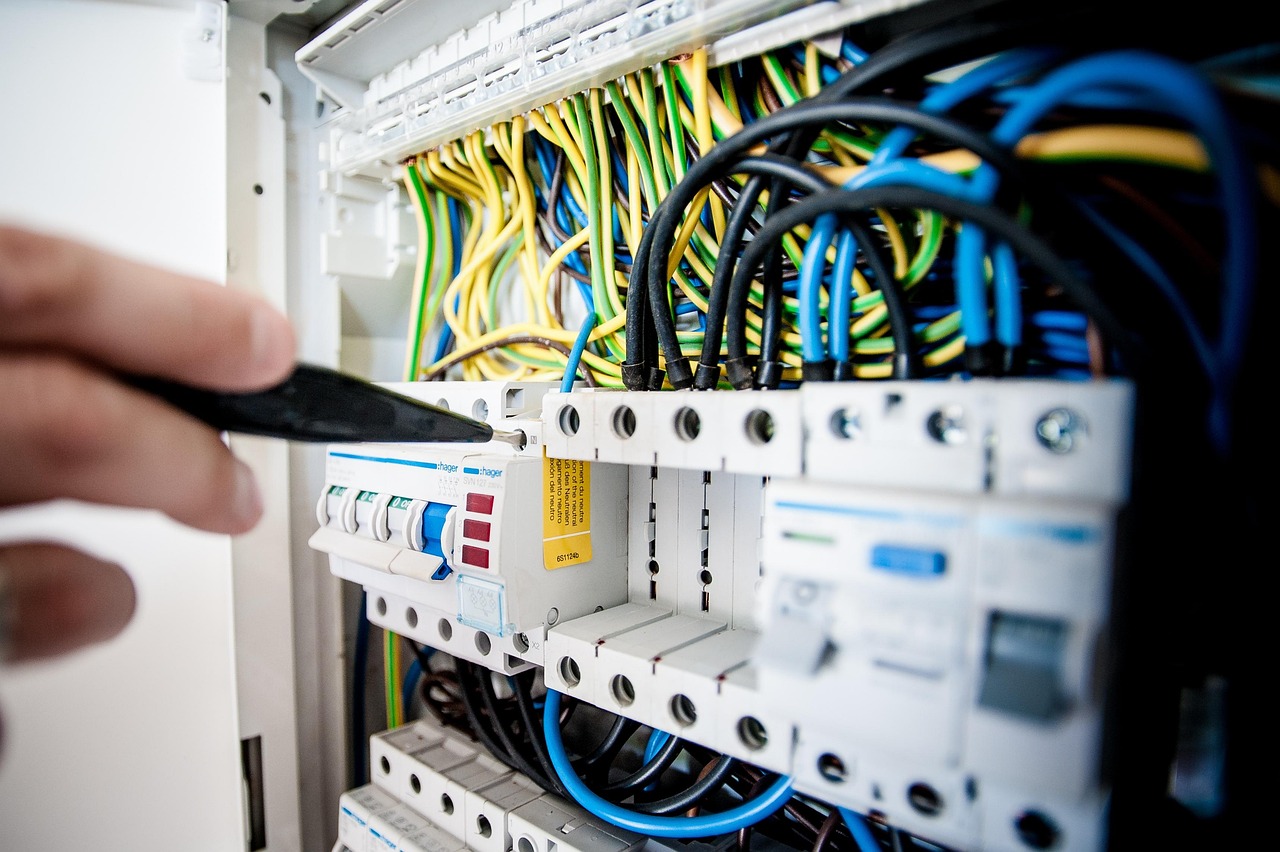 découvrez les aides financières disponibles pour améliorer la sécurité électrique de votre logement et financer des installations conformes aux normes.