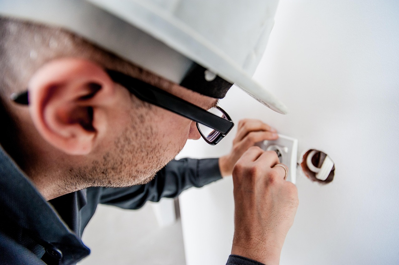 découvrez les aides financières disponibles pour renforcer la sécurité électrique de votre logement et financer vos travaux de mise aux normes.