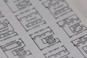 découvrez comment lire un schéma de câblage électrique, identifier les composants et comprendre les connexions pour réaliser vos installations en toute sécurité.