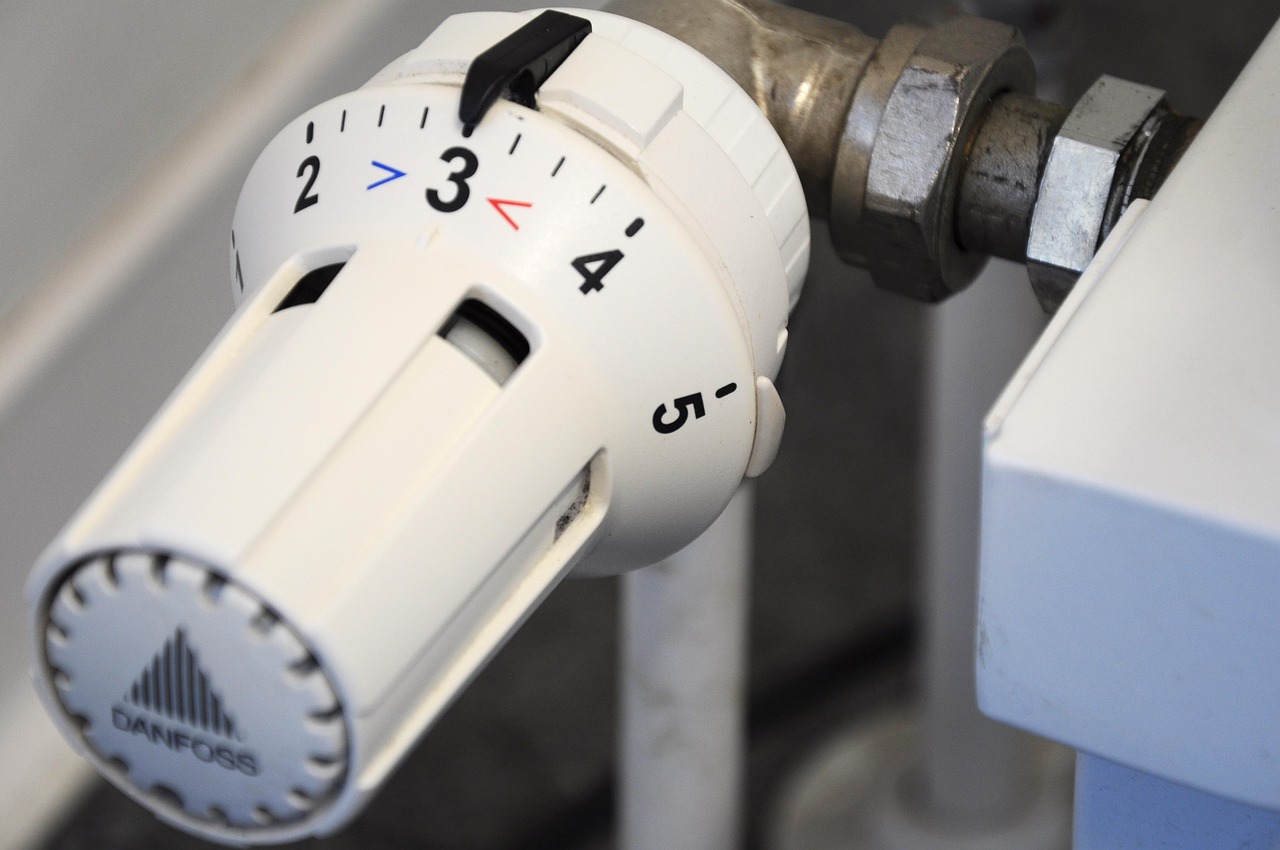 comparez la climatisation réversible et le radiateur basse température : fonctionnement, confort, consommation énergétique et critères pour choisir le système adapté à votre logement.