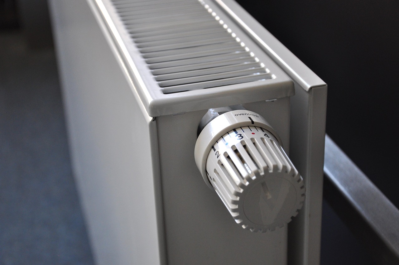 climatisation réversible ou radiateur basse température : comparez confort, consommation et usages pour choisir le système de chauffage adapté à votre logement.