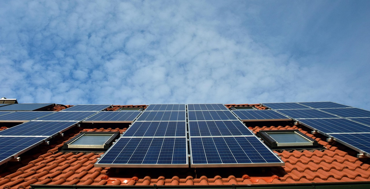 comparez les toitures solaires : découvrez leurs avantages, leurs coûts et leurs performances pour choisir la solution adaptée à votre maison.