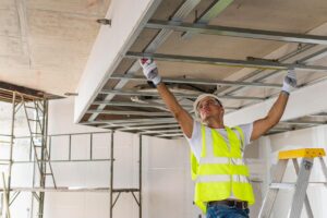 rénovez votre plafond suspendu pour moderniser votre intérieur, améliorer le confort acoustique et intégrer un éclairage adapté à vos besoins.