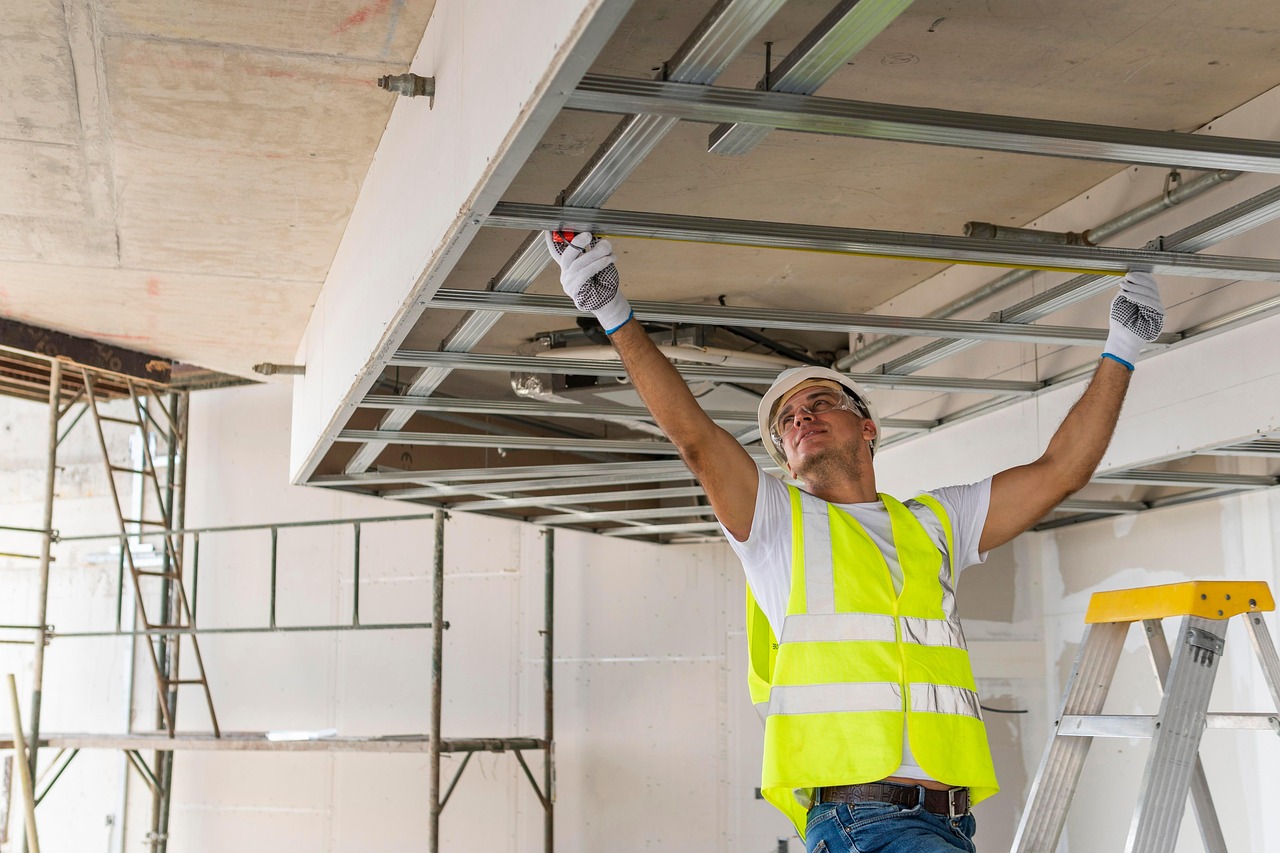 rénovez votre plafond suspendu pour moderniser votre intérieur, améliorer le confort acoustique et intégrer un éclairage adapté à vos besoins.